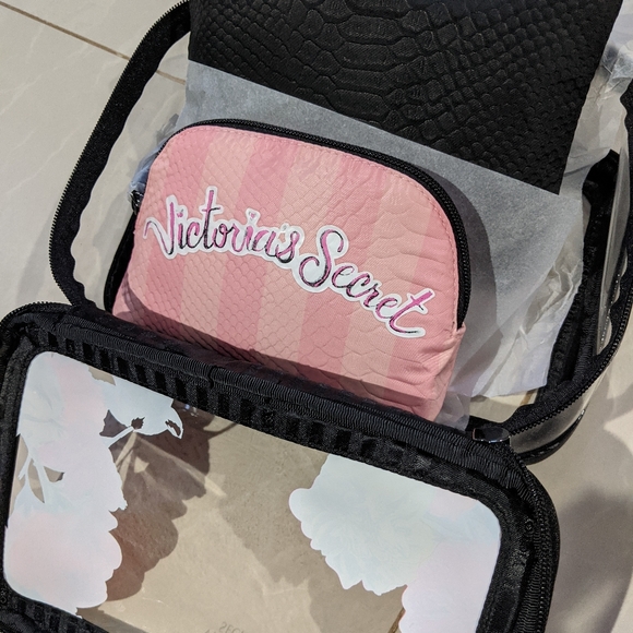 ! SOLD ! Victoria's Secret Beauty / Cosmetic Bag Set - Picture 2 of 4
